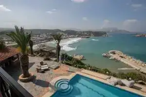 Luxury Seaview Apartment, 1Min Walk from Beach!, Алмирида