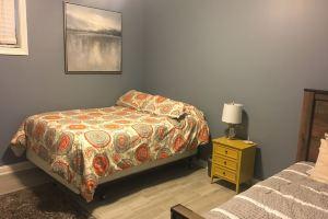 Wrigleyville Condo, Sleeps 10, 1/2 block from Wrigley Field, Чикаго