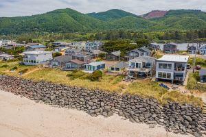 Easy Access and Stunning Ocean Views - Charming Beach Bungalow, Рокуэй-Бич
