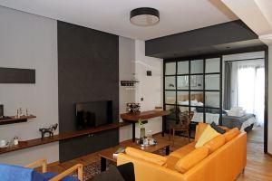 Tom's Bachelor Pad, Салоники
