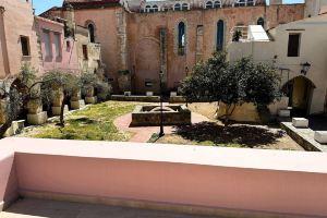 Roussos Place - Next to Splantzia Square - 2Bd 2ba, Ханья