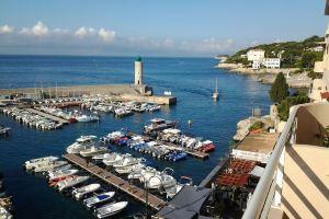 Beautiful and bright apartment with lovely view of Cassis Bay and feet in water, Каси