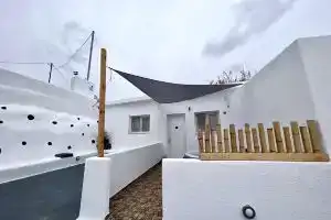 Village Anto Fira, Картерадос