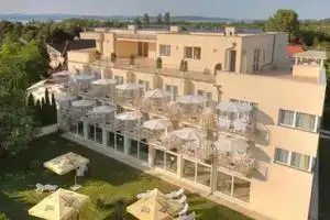 Két Korona Konferencia és Wellness Hotel, Балатонсарсо