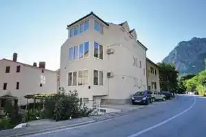 Apartment Matea, Омис
