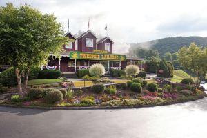 Respite in Royal Oaks Downtown Blowing Rock, by Main St pets ok 2BD 2BA #3521423, Блоуинг-Рок