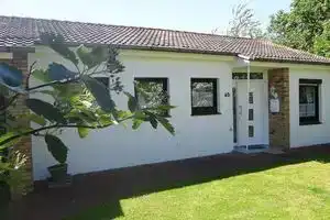 Beach House for 4 People Directly Behind the Dike Opposite the Family Lagoon, Бюзум