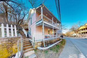 Upper-level dog-friendly home with washer/dryer, balcony, & AC, Юрика-Спрингс