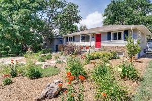 Charming garden level suite with private entrance, Аврора