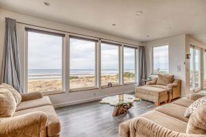 Ocean View and Spacious Great Room - Spectacular Coastal Retreat, Рокуэй-Бич