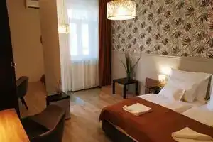 Indium City Panzio, Эгер