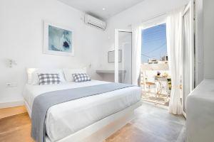 Pelican Paros, Парикия