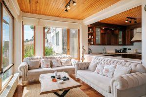 Bosphorus View House with Garden 5 Min to Coast, Стамбул