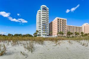 Oceanfront Views and Large Pool - Inviting Coastal Retreat, Миртл Бич