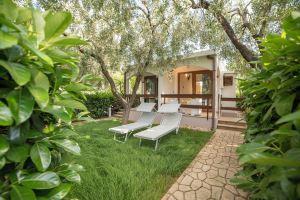 Melograno Holiday Home Featured with Swimming Pool and Private Beach, Маттината