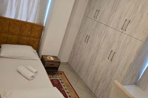 1Single room with balcony and city view, Тирана