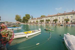 Near Gardaland, 2 minutes from the lake, in the heart of Peschiera del Garda! Xenia19, Пескьера-дель-Гарда