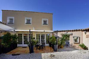Small paradise near Arles in Provence, big terrace and pool, Арль
