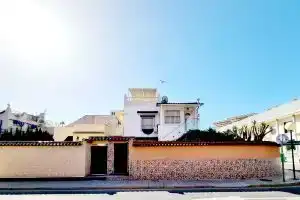 Charming Upper Bungalow with Terrace and Communal Pool in Torrevieja, Торревьеха