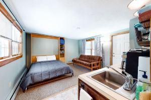 Efficient condo near slopes with kitchenette & great location, Ладлоу