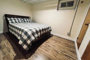 City Park - Newly renovated, cozy 2-bedroom, basement apartment with AC, WiFi, Аврора