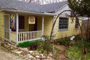 Charming Cottage in Historic District Close to Downtown, Юрика-Спрингс