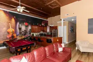 Large Kitchen and Living Space - Inviting Urban Oasis, Сандаскай