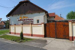Méz Apartman, Дьюла