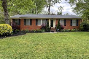 Comfy and Spacious Hamilton Hills Home with Game Room, Гринсборо