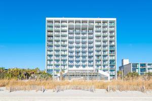Oceanfront Views and Pool Access - Stylish Coastal Retreat, Миртл Бич