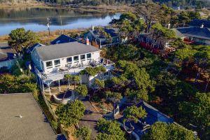 Renovated lake/ocean-view retreat with hot tub, outdoor living, & fireplace, Рокуэй-Бич