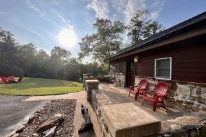 Secluded Cabin with Cozy Fireplace and Jetted Tub! 5-Minutes to Branson Landing, Брэнсон