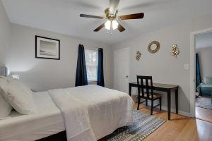 Duke East Campus 1BR Markham, Дарем