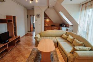 Kazinczy 2bedroom apartment with balcony, Кечкемет