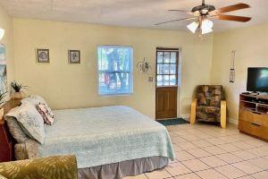 Spacious Gulfport Studio Cottage Duplex #2, Сент-Питерсберг