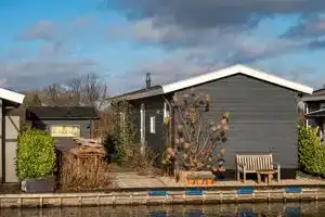 Chalet in Giethoorn With Lake Views, Гиетхоорн