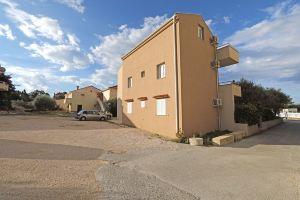 Apartments Karolina, Новаля