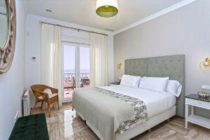 Villa with pool in front of the beach. La Barrosa, Санкти-Петри