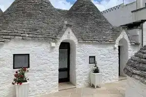 Trulli Piazza Roma, Альберобелло