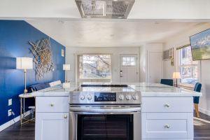 Bright Living Space with Free Parking and Smart TVs - Stunning Getaway, Бойсе
