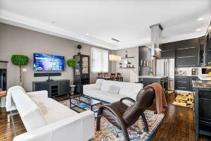 Stunning City Views and Theater Room - Exquisite Luxe Penthouse, Чикаго