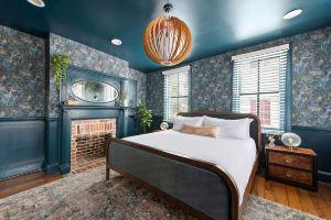 Downtown Oasis: Entire Home + Carriage House!, Чарлстон