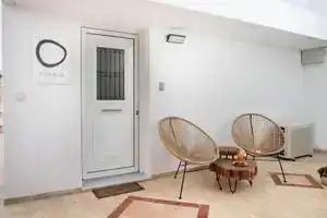 Pebble, an Idyllic Seaside Suite by Nirousuites, Коккини-Хани