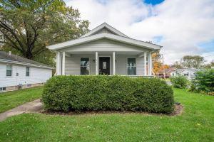 Chic Decor and Bright Accents Await - Charming Modern Cottage, Пеория