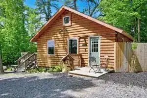 Modern and Spacious Cabin w/ Firepit - Walkable to Beach & Close to Town!, Лейк-Джордж