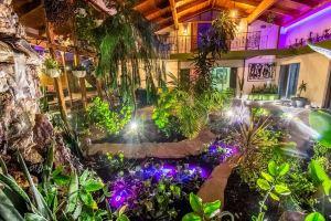 Beautiful Oasis Home - 5 min to Strip & Airport!, Лас-Вегас