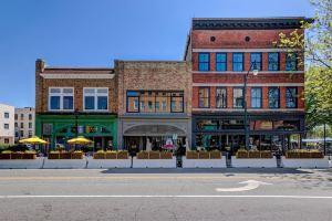 Entire Condo in the Heart of Downtown Greensboro!, Гринсборо