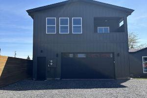 Newly built, 2-bedroom loft, high desert sunsets & mountain peaks, A/C and Wifi, Редмонд