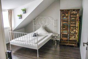 EXCLUSIVE 2 BR. Top floor apartment in a great location!, Бремен