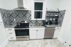 Centrally Located Duplex with Modern Amenities - Charming Haven, Дарем